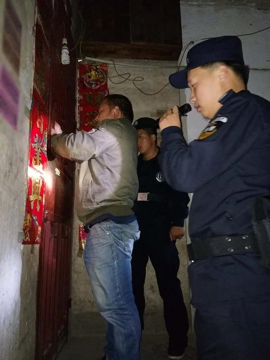 许昌粗心妈妈误将幼女锁家中 民警全城寻开锁师傅开门